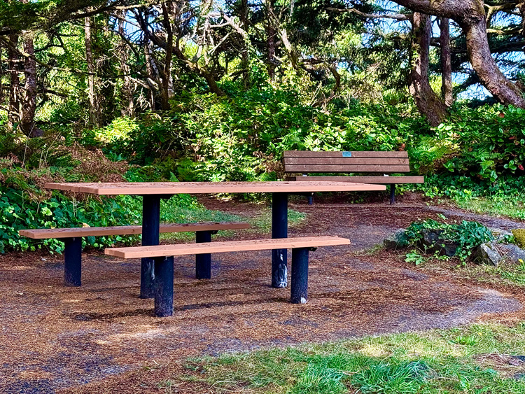 Quiet picnic table and bench Twin Rocks Turnaround Park. Quiet picnic table and bench Twin Rocks Turnaround Park.
