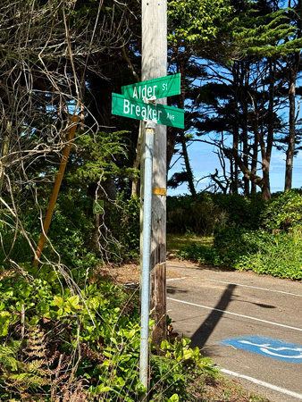 Street sign Twin Rocks Turnaround Park. Street sign Twin Rocks Turnaround Park.